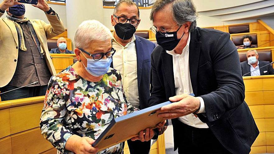 Matilde Gestal recibe el premio a su padre, ayer, en la Diputación.  | // L.O.