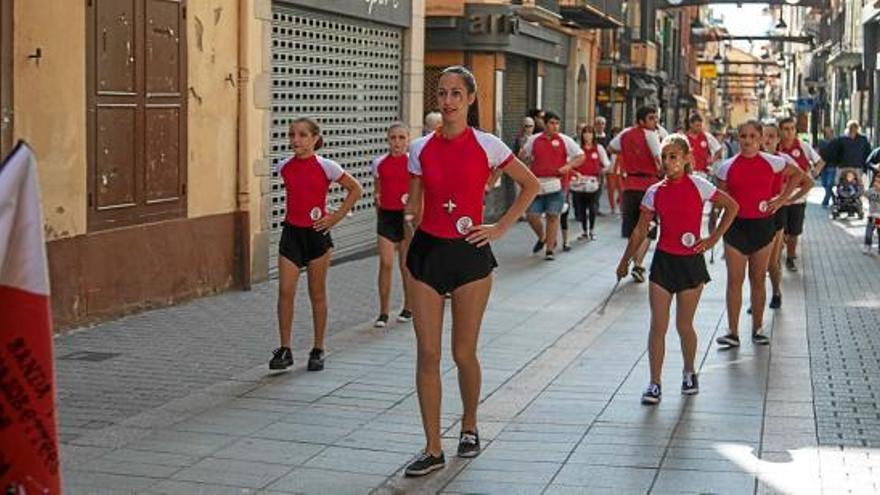 La Banda i Majoretsde Puigcerdà fa una cercavila pels carrers de la vila