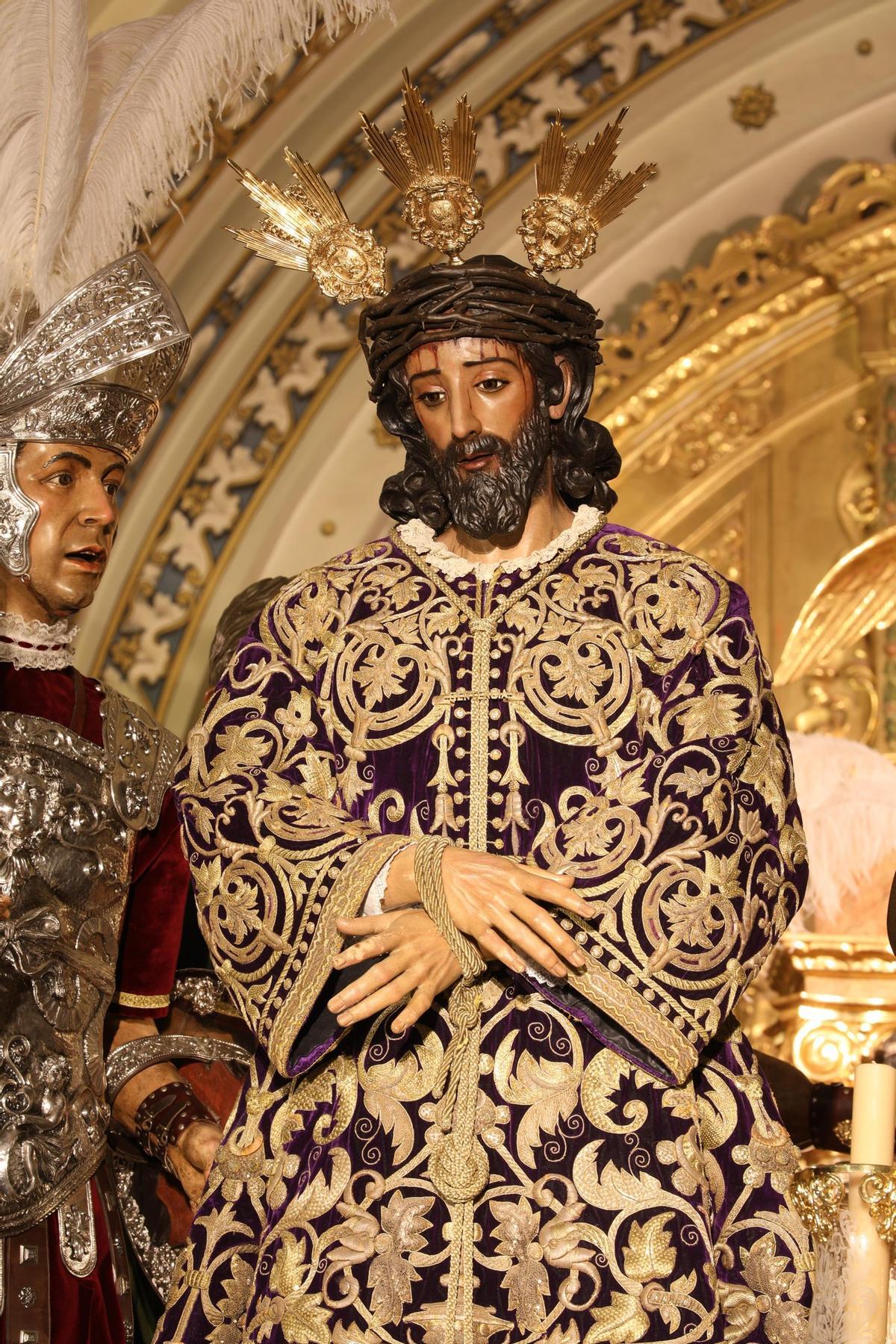 Las imágenes de la Santísima Virgen de la Esperanza Macarena y Nuestro Padre Jesús de la Sentencia, de la hermandad de La Macarena, ya en sus pasos
