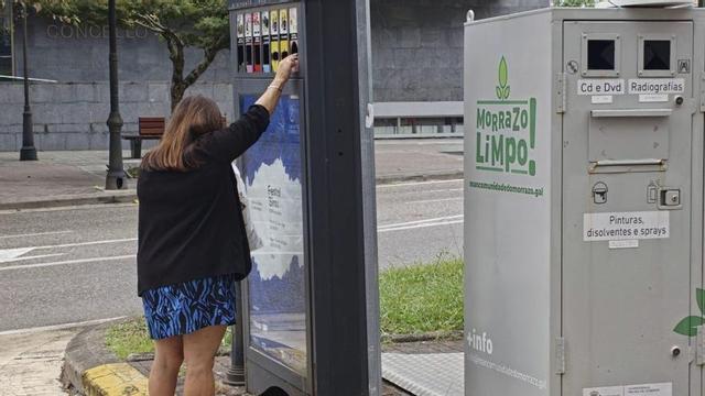 La alcaldesa de Cangas depositando pilas para reciclar.