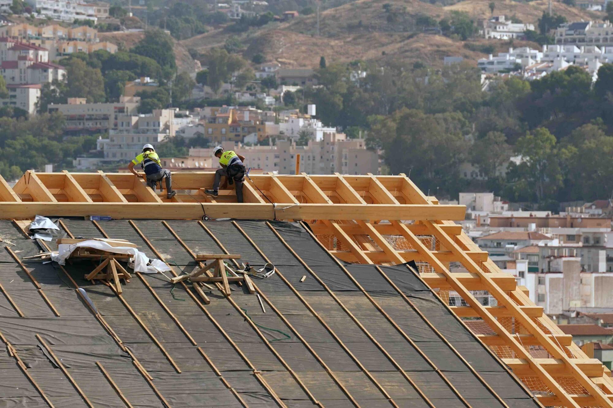Varios operarios durante la construcción de las cubiertas en el techo de la Catedral de Málaga
