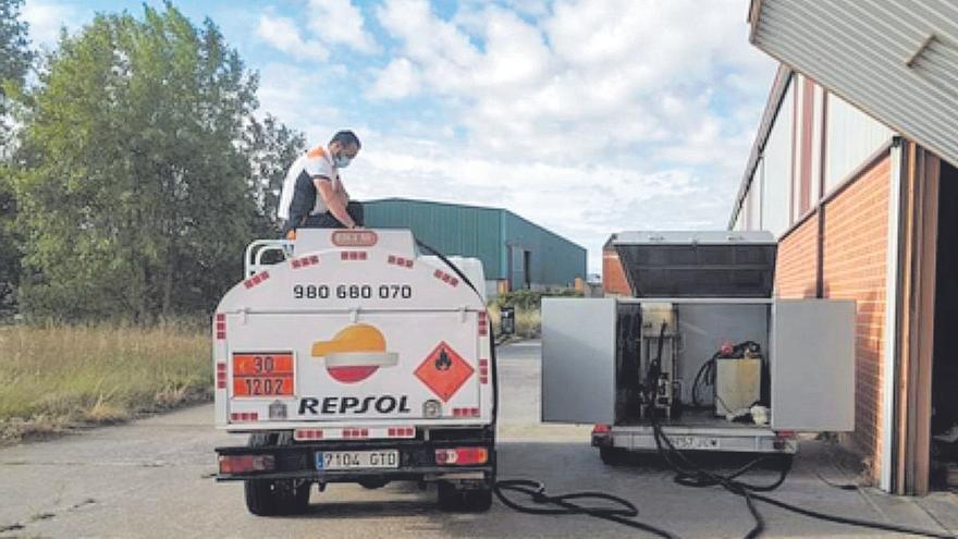 Un camión de distribución de combustible a domicilio de Fertol. | Foto cedida a L. O. Z.