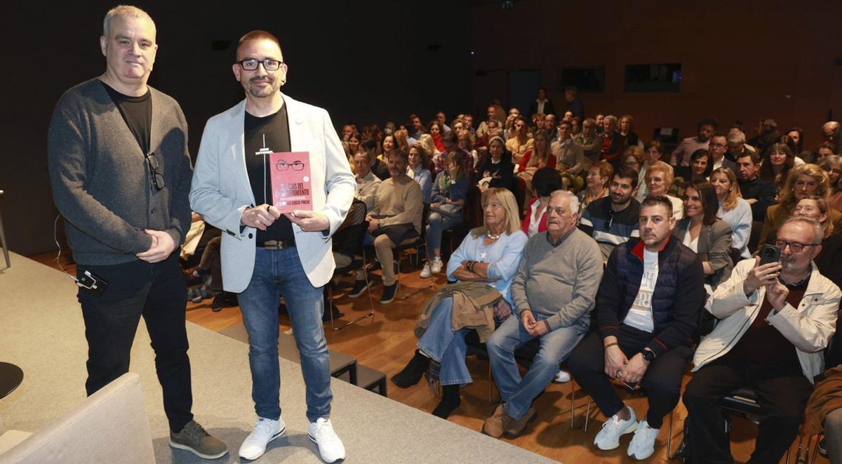 Rubén Rey y Juan Manuel García, ‘Pincho’, ayer, en el salón de actos del MARCO. | JOSE LORES