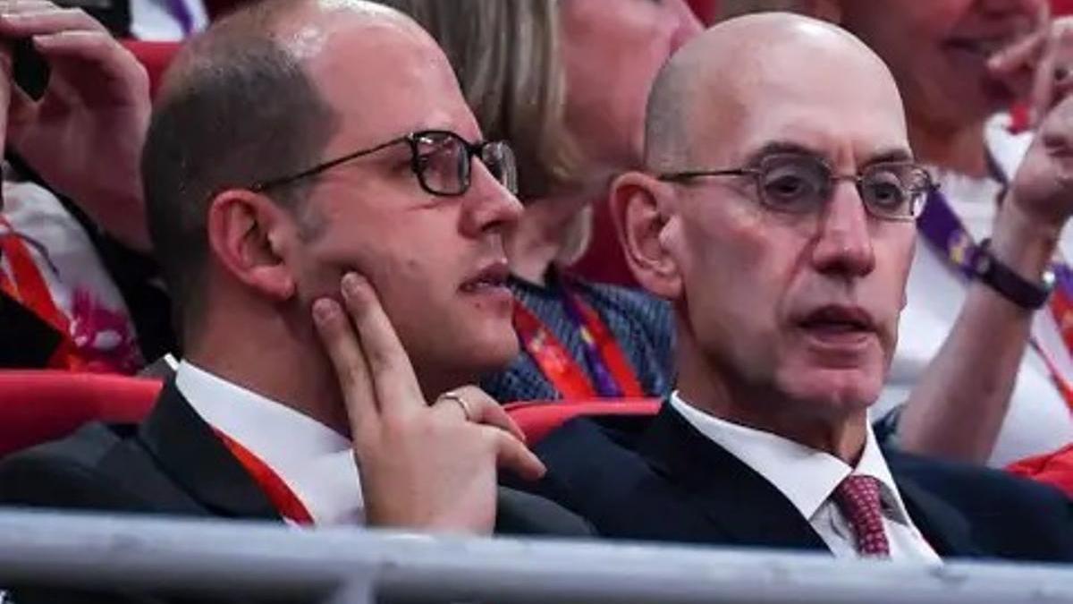 El Secretario general de FIBA, Andreas Zagklis, junto al comisionado de la NBA, Adam Silver, en el Mundial de 2019