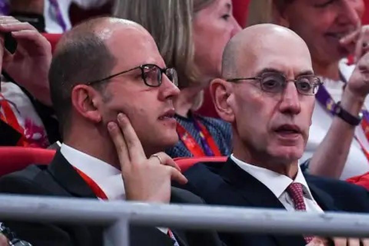 El Secretario general de FIBA, Andreas Zagklis, junto al comisionado de la NBA, Adam Silver, en el Mundial de 2019