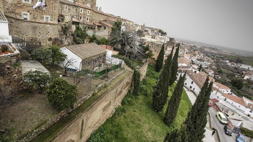 La primera intervención en la muralla de Cáceres eliminará grietas y humedades del cerco