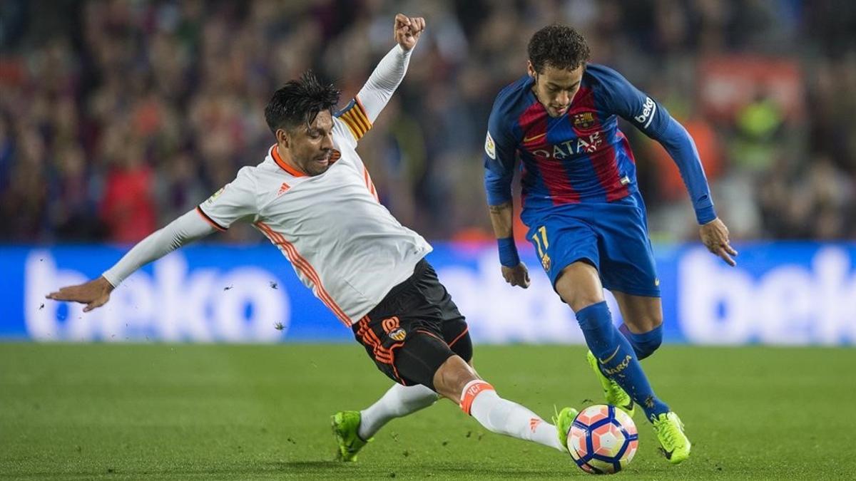 Neymar elude la entrada de Enzo Pérez y se escapa en una jugada que no acabó en gol por poco.