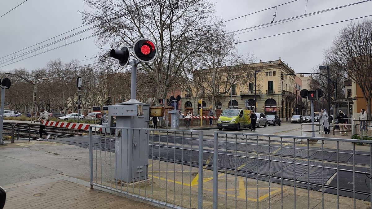 Imatge d'arxiu del pas a nivell del tren de l'avinguda Vilallonga i Fossos de Figueres.