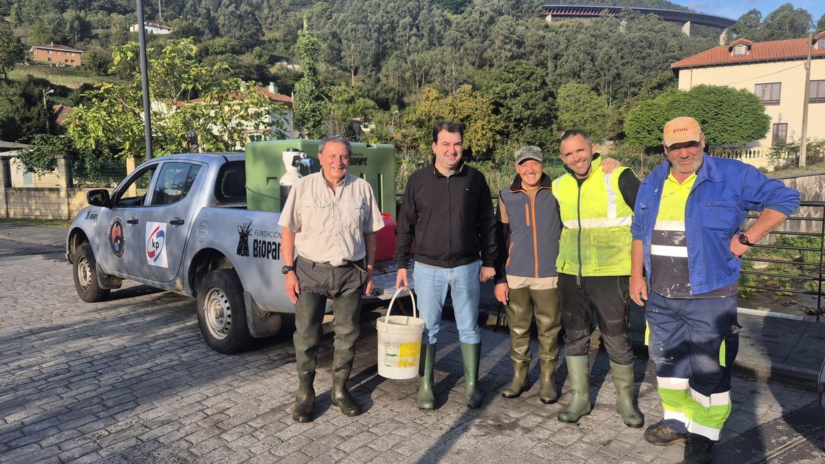 Toni Martínez, Sergio Hidalgo, David López y Enrique Berrocal, junto a un empleado municipal durante la suelta en Salas.