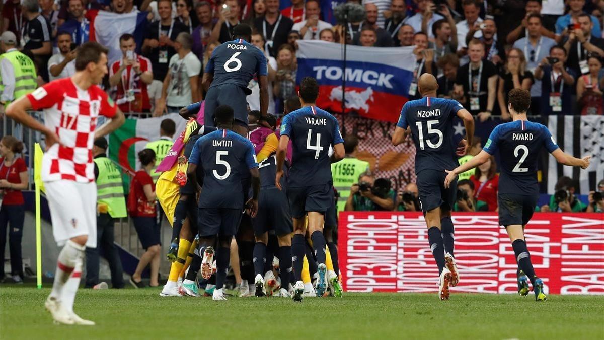 Los jugadores franceses celebran uno de los cuatro goles a Croacia.