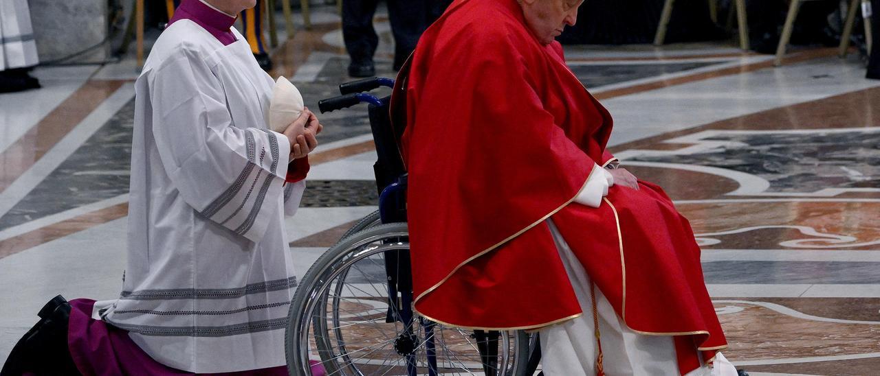 El papa se ausenta del viacrucis en el Coliseo de Roma para preservar su salud