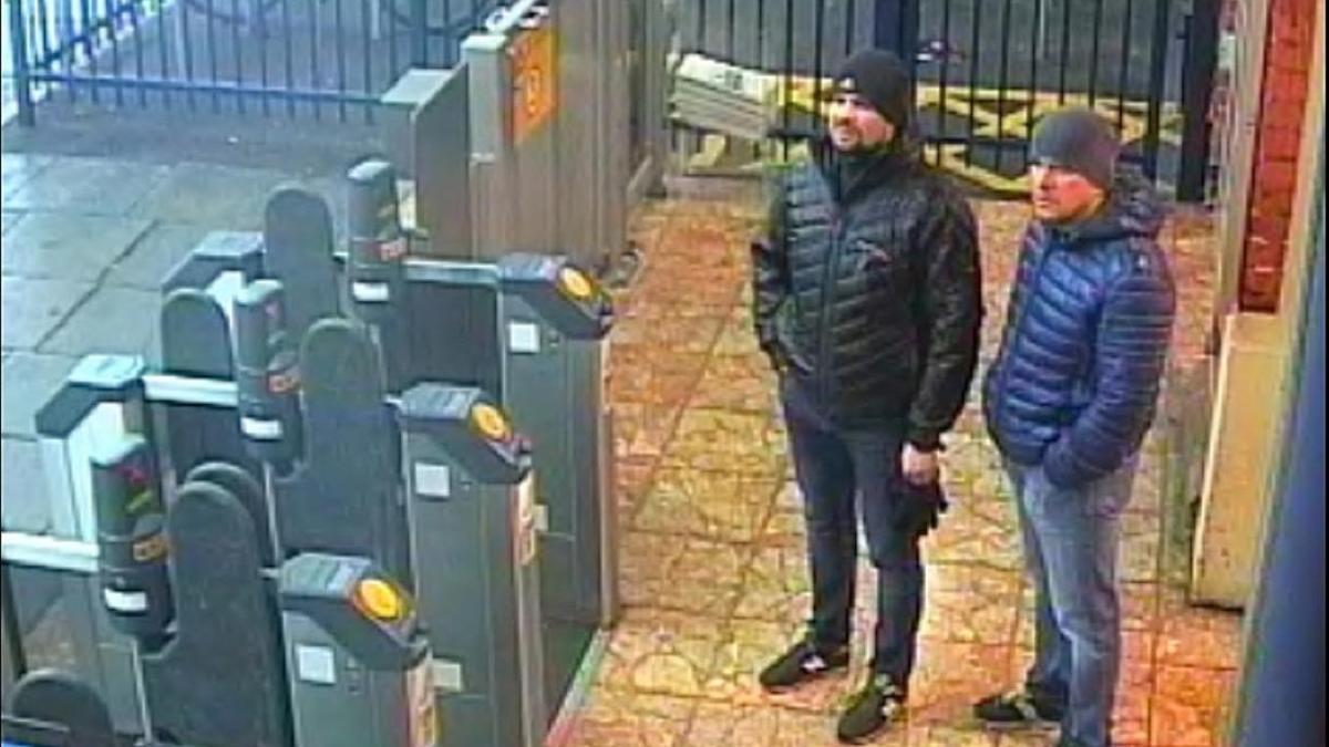 Alexander Petrov y Ruslan Boshirov, en una estación de metro londinense