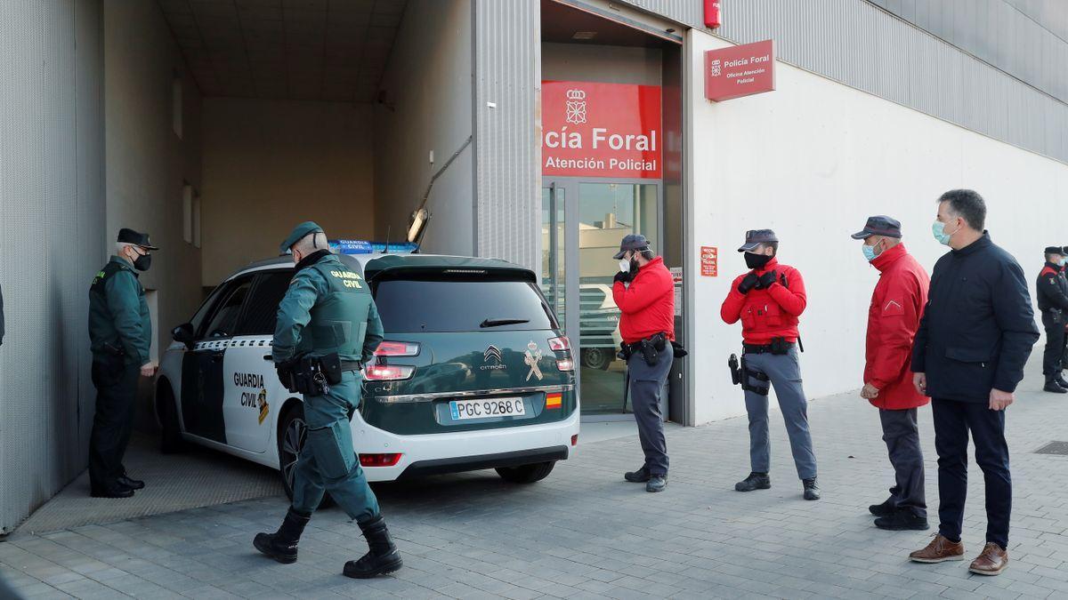 Agentes de la Guardia Civil y de la Policía Foral Navarra custodian el vehículo policial con el acusado.