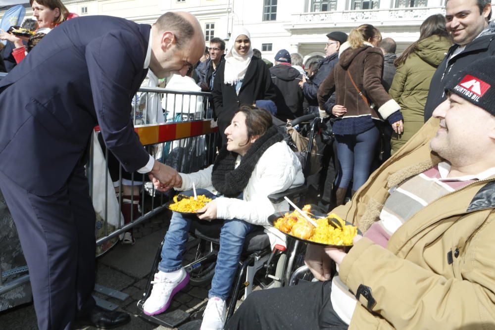 La música alicantina, el arroz, los trajes tradicionales triunfan en el desfile por Göteborg