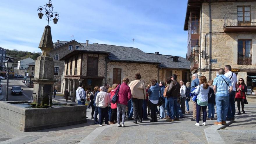 Turistas en el centro de Puebla de Sanabria.