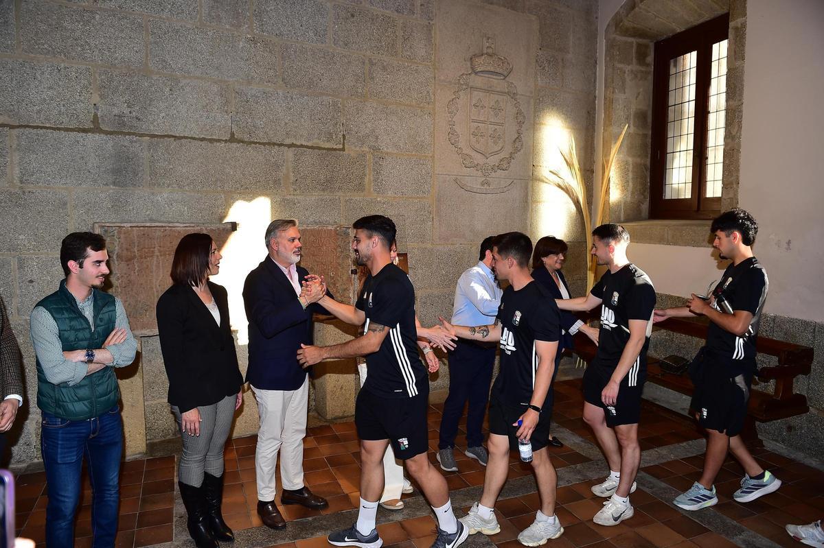 Fotogalería | Así ha sido el recibimiento en el Ayuntamiento de Plasencia de la UPP para celebrar su ascenso