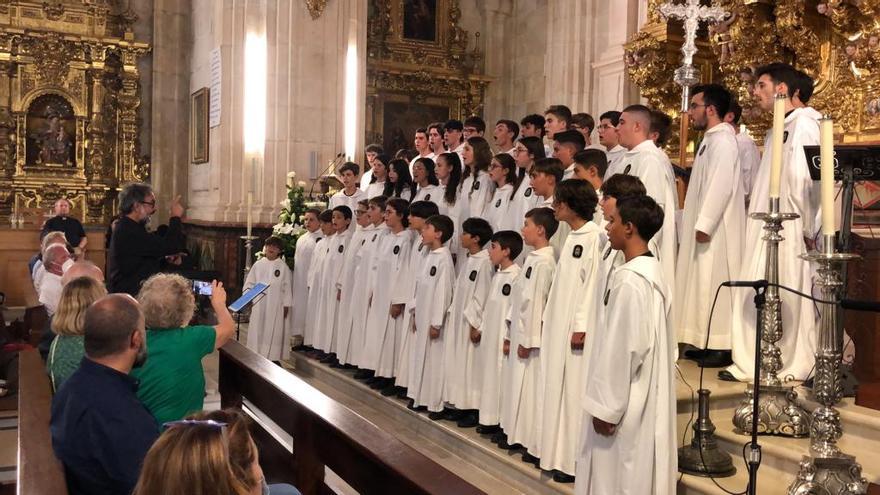 Actuación del Coro Juvenil y la Escolanía en el Burgos