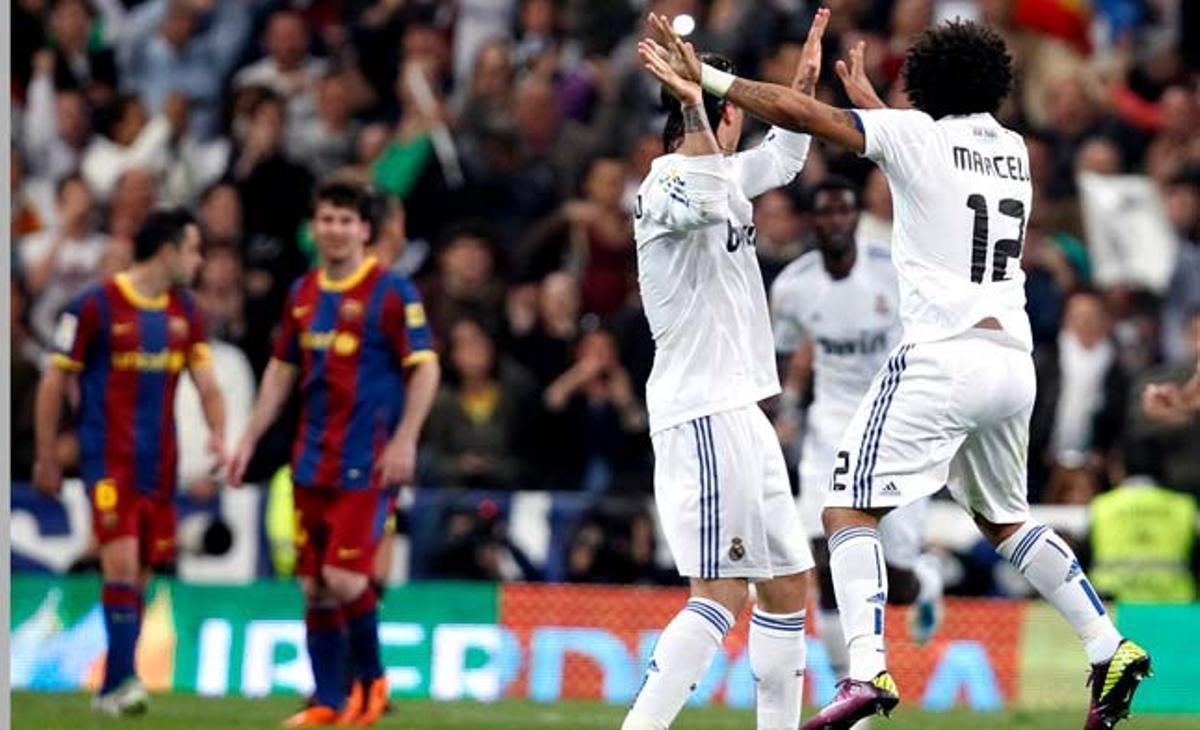 Alegría blanca. Marcelo celebra con su compañero Sergio Ramos el penalti que le pitaron tras una entrada dentro del área de Dani Alves.