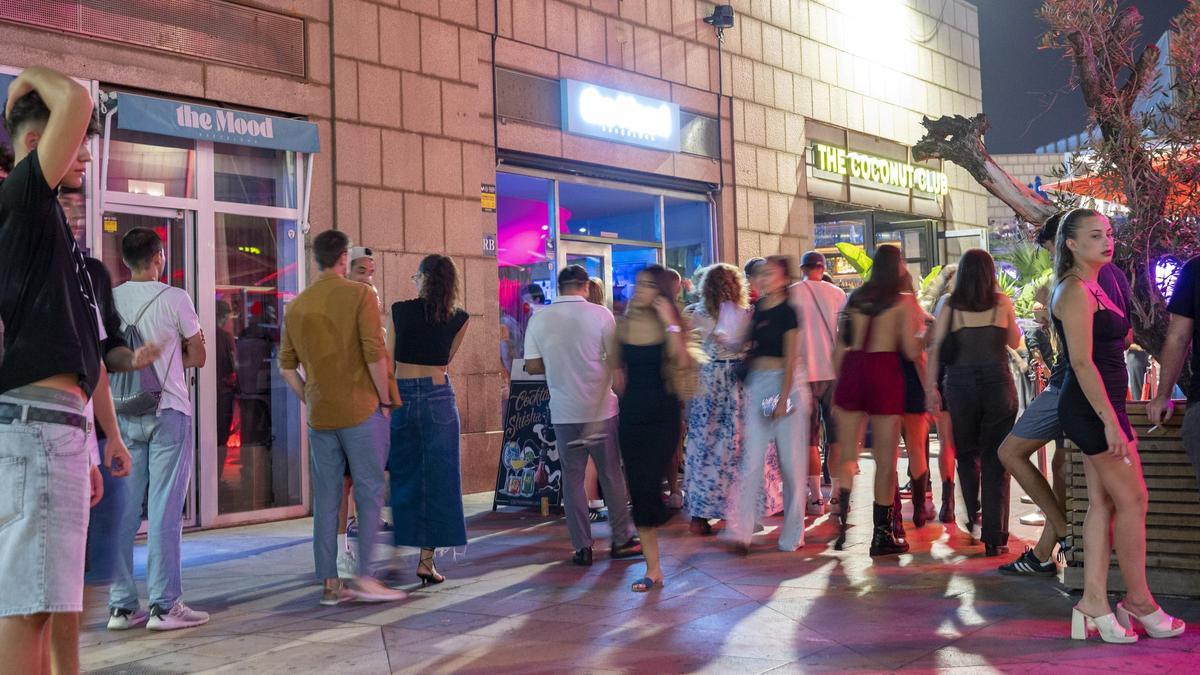 Ambiente en el eje de ocio del Front Marítim de la Barceloneta, la pasada noche del jueves.