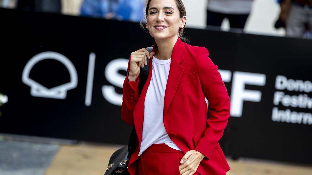 Zara se cuela con una camiseta básica en un sofisticado look de Tamara Falcó