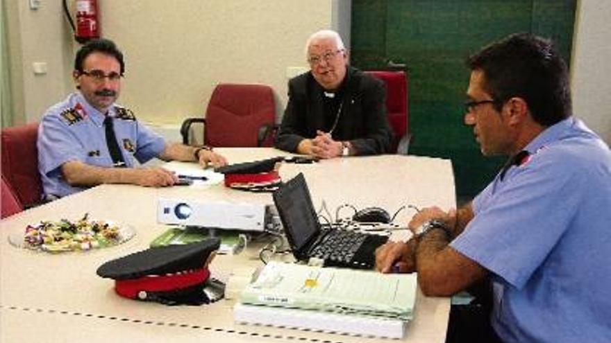 El cap de la Regió Policial de Girona, Joaquim Belenguer, el bisbe, Francesc Pardo, i el caporal, Enric Padró.