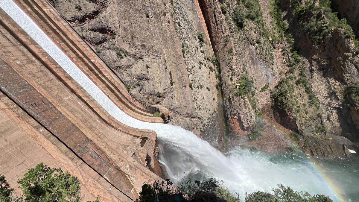 El pantano de Escales llega al máximo de su capacidad y empieza a desembalsar agua