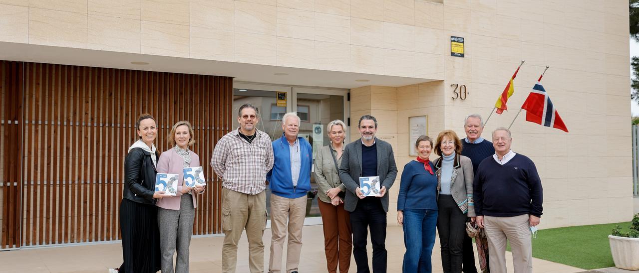 Miembros del Club Noruego posan delante de su sede en l&#039;Alfàs junto al alcalde y la edil de Residentes Extranjeros antes de la presentación de la obra.