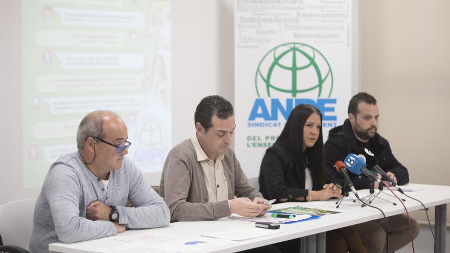 Laureano Bárcena, en el centro, en un acto de ANPE.