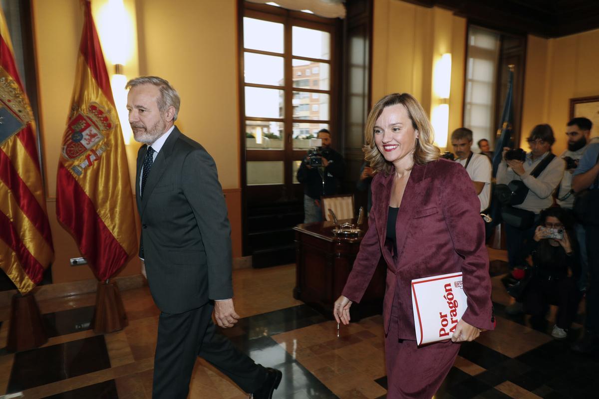 El presidente del Gobierno aragonés, Jorge Azcón, y la secretaria general del PSOE de Aragón, Pilar Alegría, durante una reunión el pasado mes de diciembre sobre los Presupuestos autonómicos.