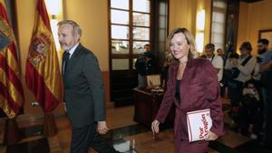 El presidente del Gobierno aragonés, Jorge Azcón, y la secretaria general del PSOE de Aragón, Pilar Alegría, durante una reunión el pasado mes de diciembre sobre los Presupuestos autonómicos. 