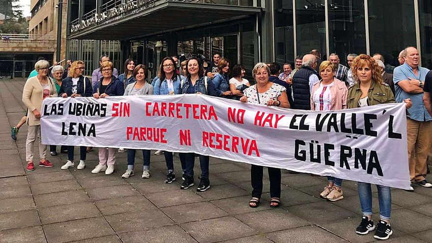 Los vecinos se movilizarán si la carretera de las Ubiñas no se repara este otoño