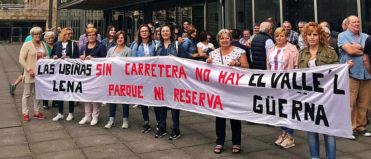 Protesta de los vecinos de las Ubiñas por la carretera, en 2018.