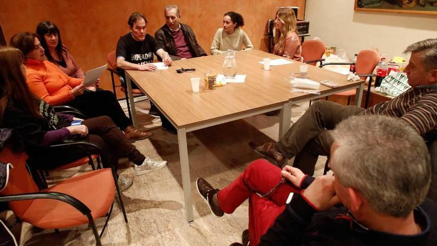 Los sindicalistas encerrados en el Ayuntamiento de Avilés, ayer.