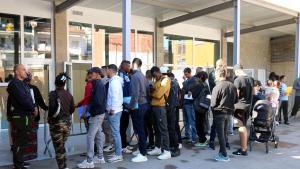 Cues al davant de loficina que sha obert al local de Som Salt arran del procés de regularització extraordinària