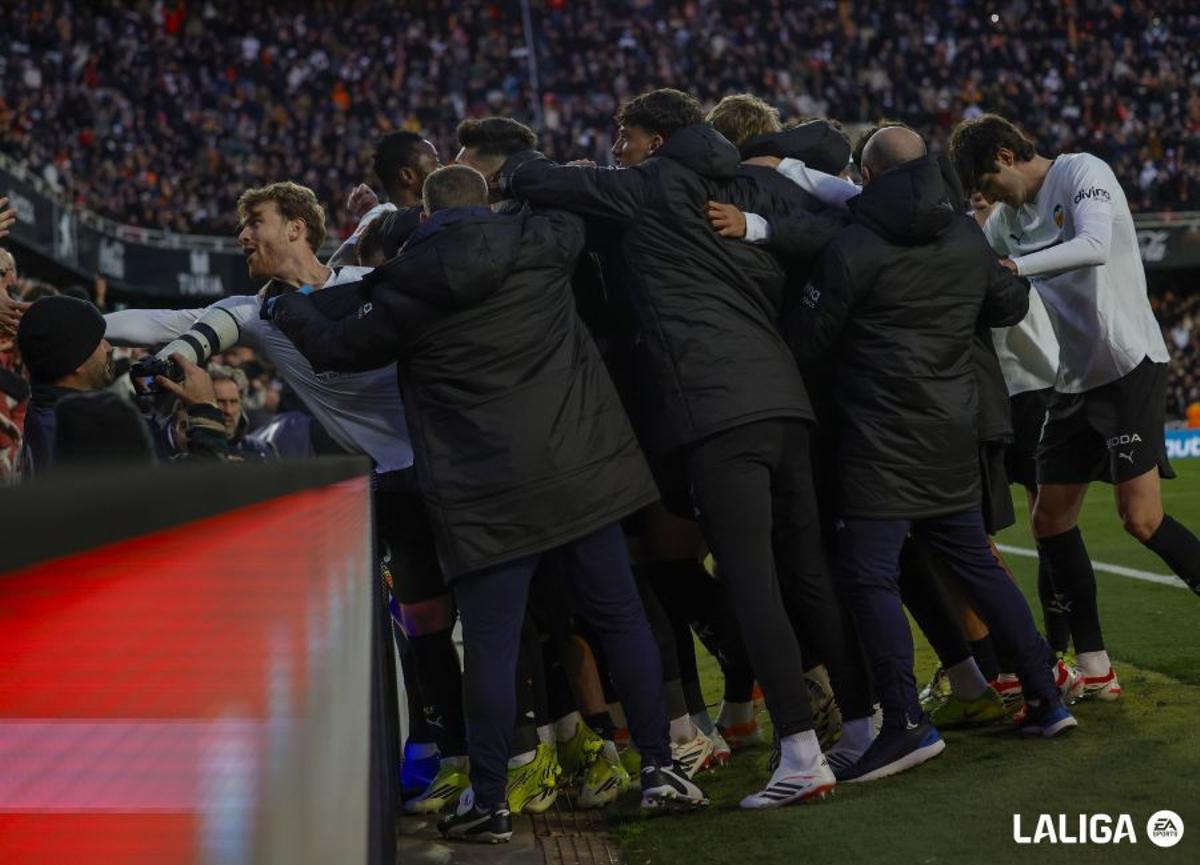 Los jugadores, eufóricos, festejan con los aficionados el 3-2 final ante el Espanyol a finales de enero, obra de Ramazani desde los 11 metros