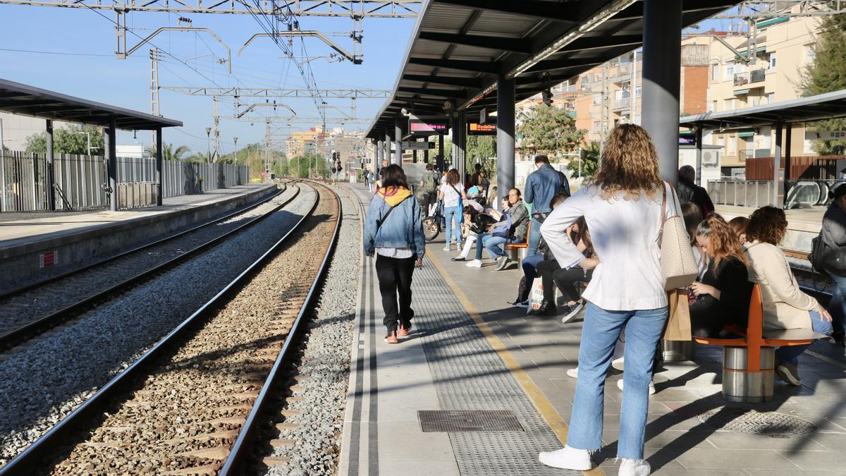 Usuarios de la R2 de Rodalies, en la estación de Gavà.