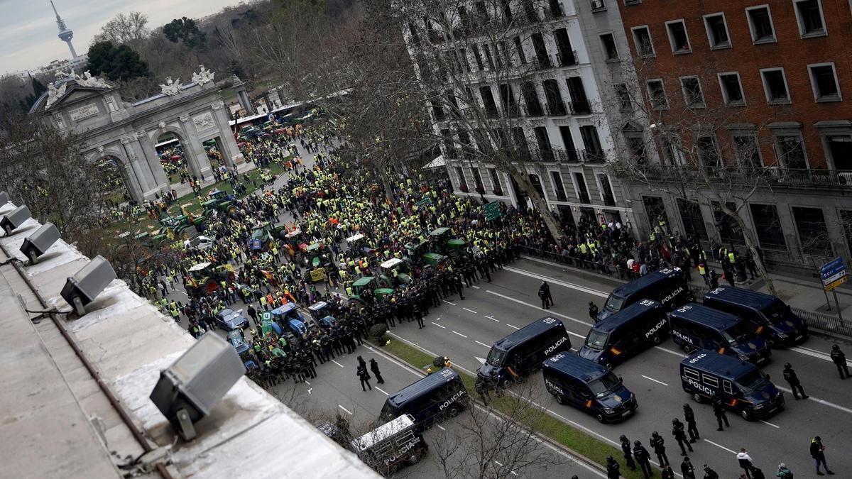 La manifestación de agricultores en la Puerta de Alcalá..