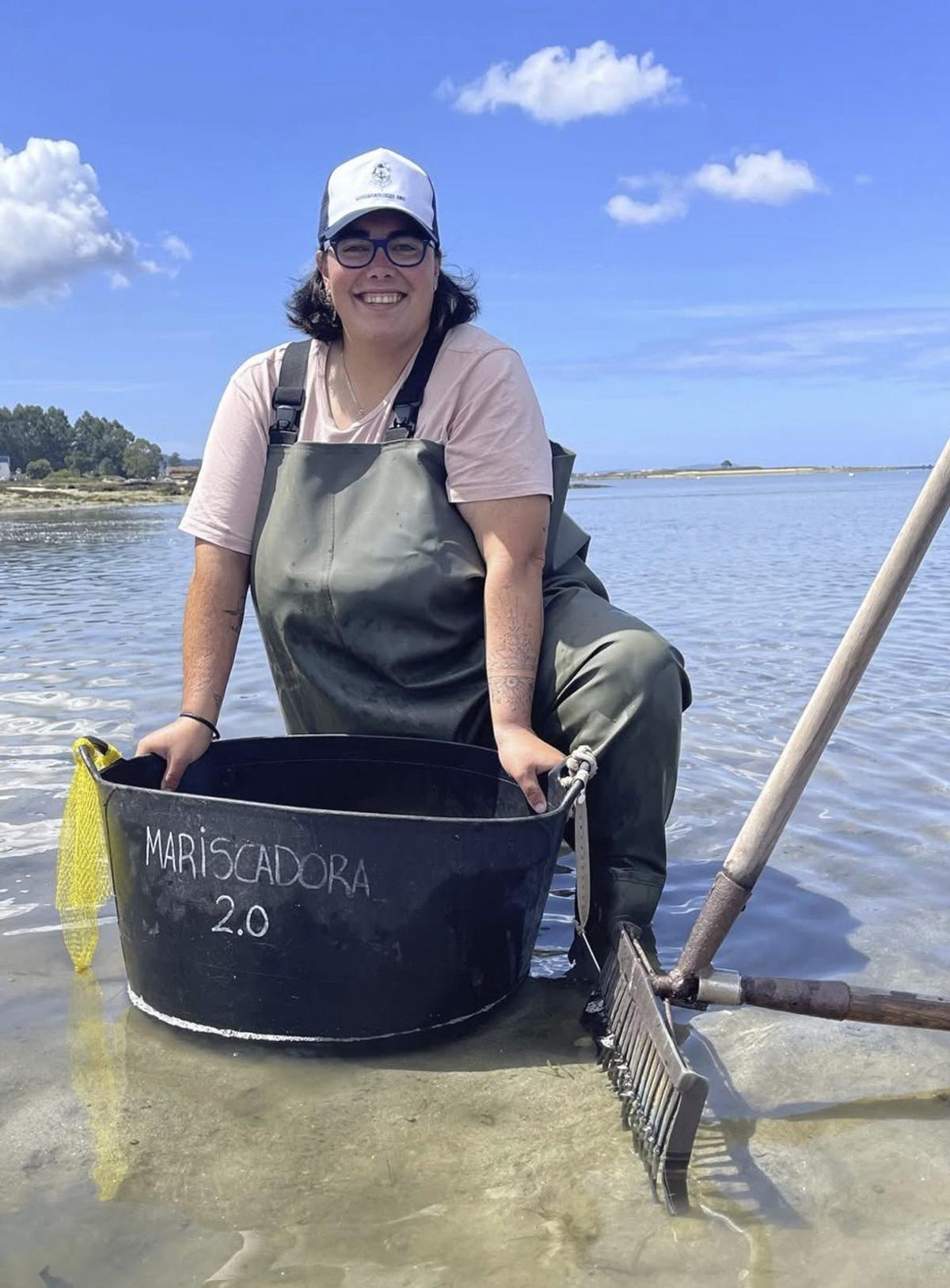 María Fontán, Mariscadora 2.0, en redes, en una playa de la ría de  Arousa. | // FARO
