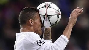 Danilo despeja la pelota en el partido contra la Roma en el Bernabéu.