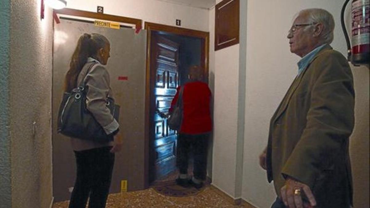 El concejal Salvador Lerma, ante un piso con blindaje de acero en la puerta.