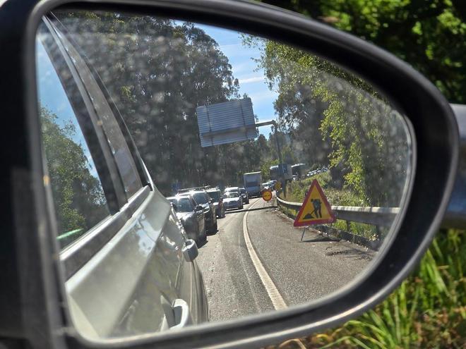 Atascos anticipados en la vía rápida de A Lanzada