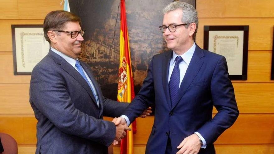 El rector, Julio Abalde, y el presidente de Inditex, Pablo Isla, en la firma del convenio.