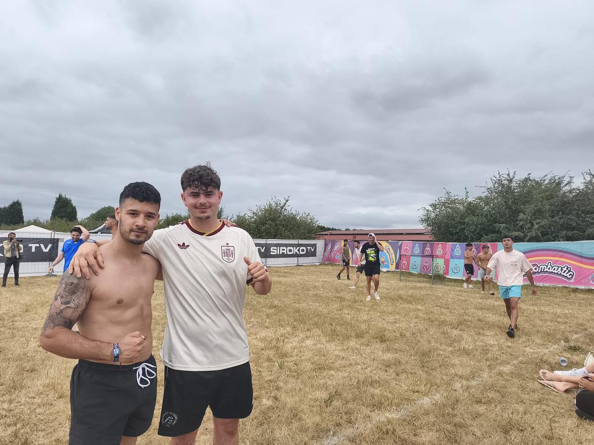 José Antonio Lara (izuierda) y Iago García, frente al campo en el que se celebra el torneo de fútbol 7