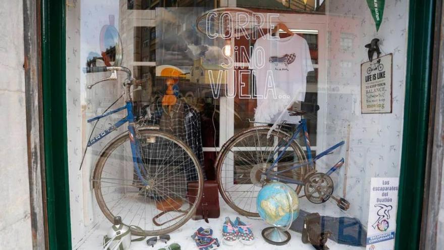 Una bicicleta cortada en dos, en un establecimiento de Ruiz Gómez.