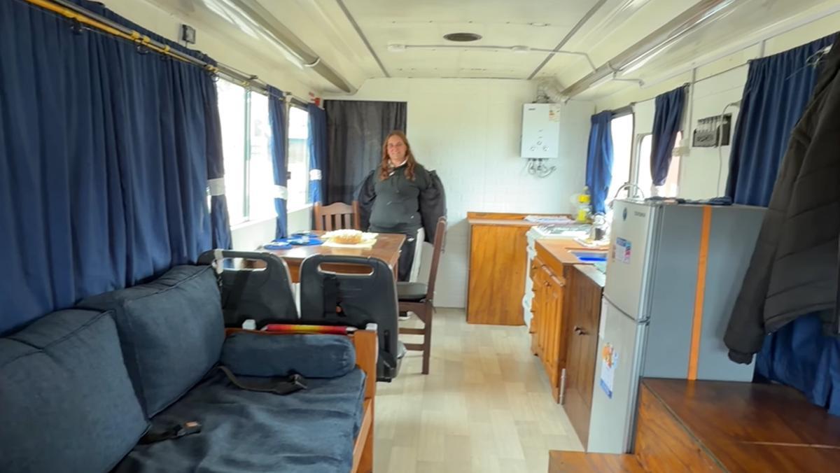 El interior del autobus escolar de Pablo y Marisa, en las Toninas (Argentina).