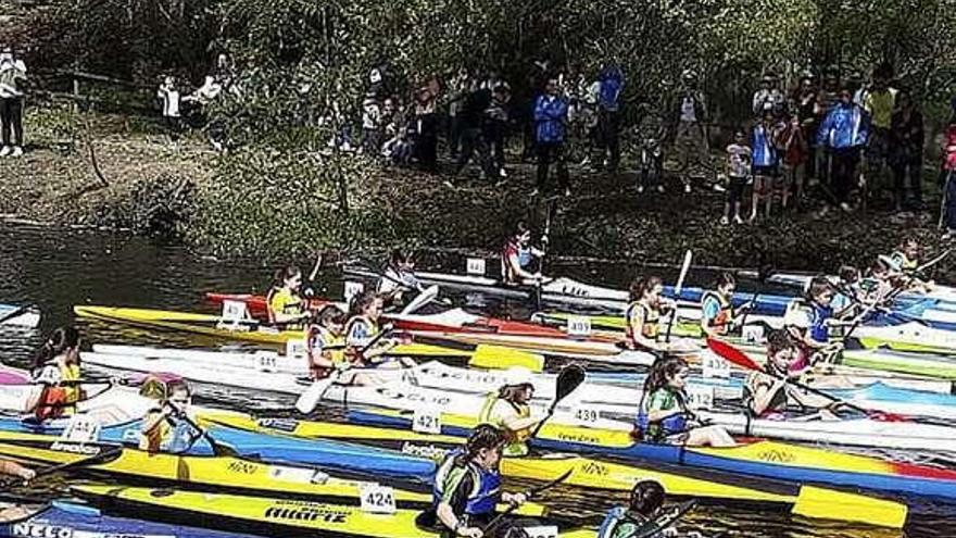 Los palistas, durante la prueba el sábado en el río Arenteiro. // FdV