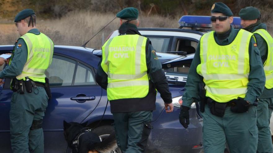 El papel que muchos conductores no saben que tienen que llevar siempre en el coche  para evitar una multa