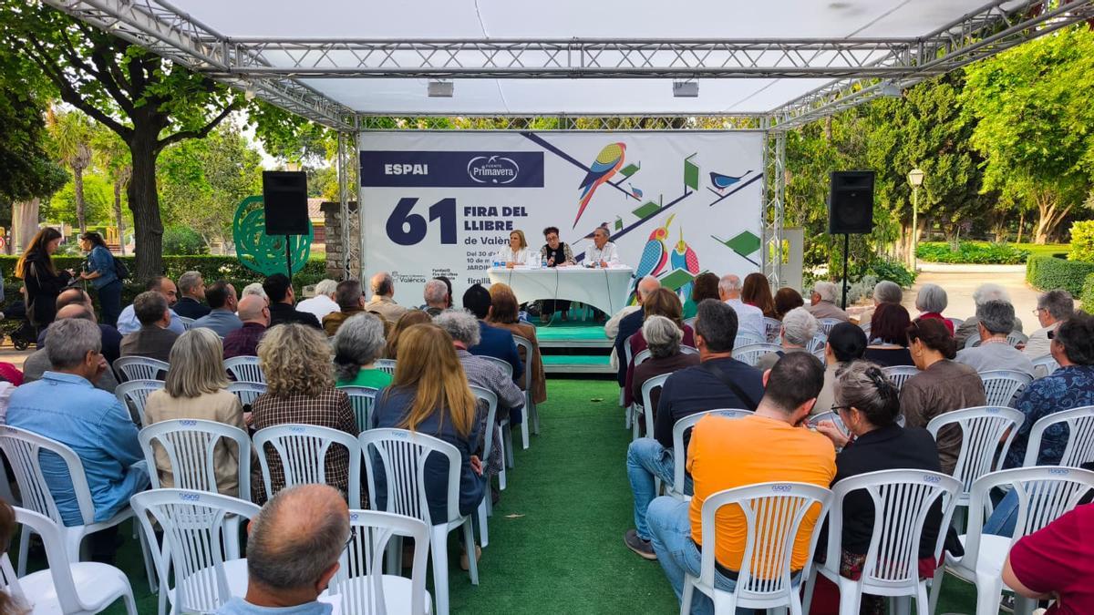 Pilar Bernabé presenta 'Agraït amb la vida' de Ricard Pérez Casado en la Fira del Llibre de València