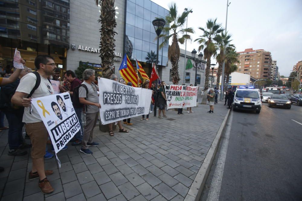 Acció Cultural del País Valencià y otras entidades protestan frente a la estación de Renfe