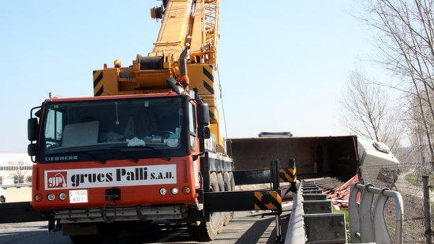 Un tràiler carregat de bigues bolca a l&#039;AP-7 i talla dos carrils en sentit nord